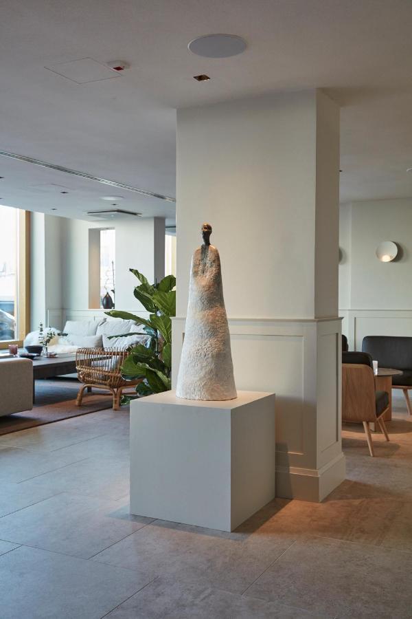 Runo Hotel ポルヴォー エクステリア 写真 The sculpture "The Guardian" by artist and sculptor, Jean-Pierre Hublot, at the entrance of the hotel