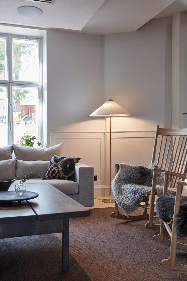 Runo Hotel ポルヴォー エクステリア 写真 A floor lamp