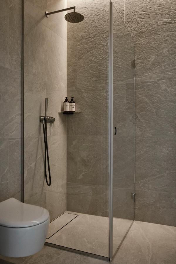 Runo Hotel ポルヴォー エクステリア 写真 A shower with a shower door