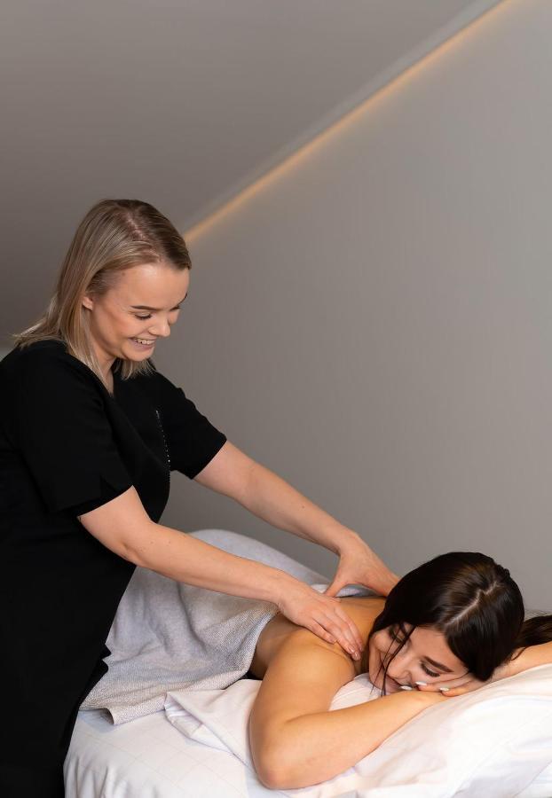 Runo Hotel ポルヴォー エクステリア 写真 A chiropractor treating a patient